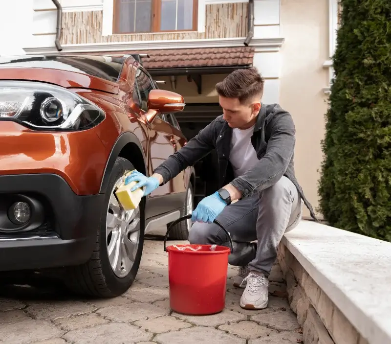 Lavage auto à domicile Rezay : professionnel intervenant sur un véhicule